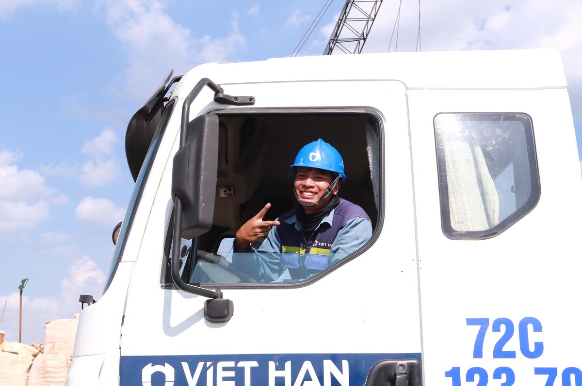 Trong khi chờ đến lượt xe của mình đổ bê tông, công nhân Lê Mạnh Thắng trao đổi với phóng viên: "Khi có nhiệm vụ từ cấp trên, chúng tôi sẵn sàng làm việc bất kể đó là ngày chủ nhật, hay ngày lễ. Để đưa công trình đảm bảo an toàn và đúng tiến độ".