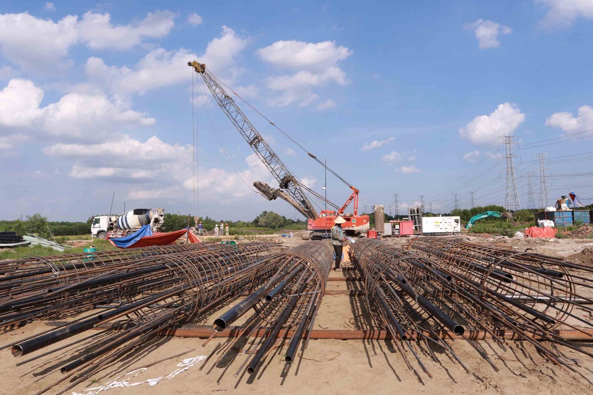 Dù nắng rất gắt, các công nhân vẫn miệt mài với nhiệm vụ được giao.