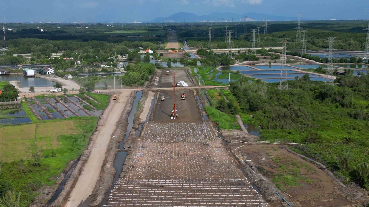 Để kịp tiến độ, chủ đầu tư cũng đã tổ chức 1 văn phòng hiện trường ngay sát công địa gói thầu A6 cũ để túc trực 24h/24h đôn đốc, xử lý kịp thời các vướng mắc phát sinh trên công trường.