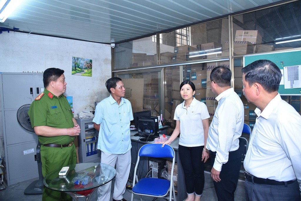 Chủ tịch UBND TP. Hải Phòng trực tiếp gặp gỡ, tuyên truyền, vận động các hộ dân, doanh nghiệp còn lại trong khu vực, đồng thuận, ủng hộ chủ trương thực hiện dự án của Thành phố. Ảnh: Trung Kiên