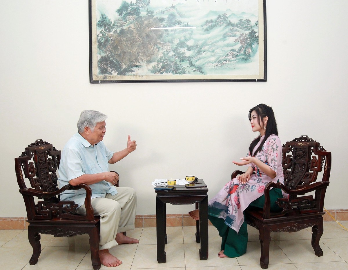 Ông Nguyễn Đình Lương trò chuyện với tác giả - nhà báo Phùng Thị Hồng Hạnh, Báo Đầu tư, tại tư gia. (Ảnh: Chí Cường)