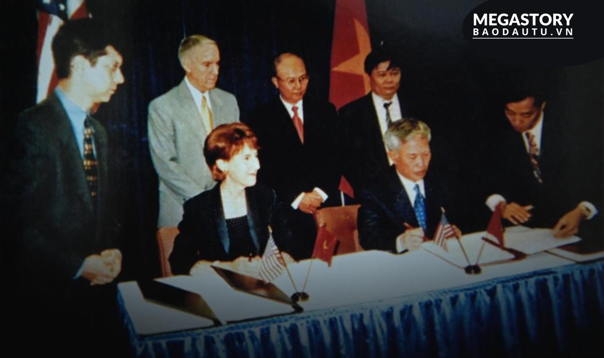 Bộ trưởng Thương mại Vũ Khoan và Đại diện thương mại Hoa Kỳ Charlene Barshefsky ký Hiệp định Thương mại Việt Nam - Hoa Kỳ, ngày 13/7/2000, tại Thủ đô Washington D.C.