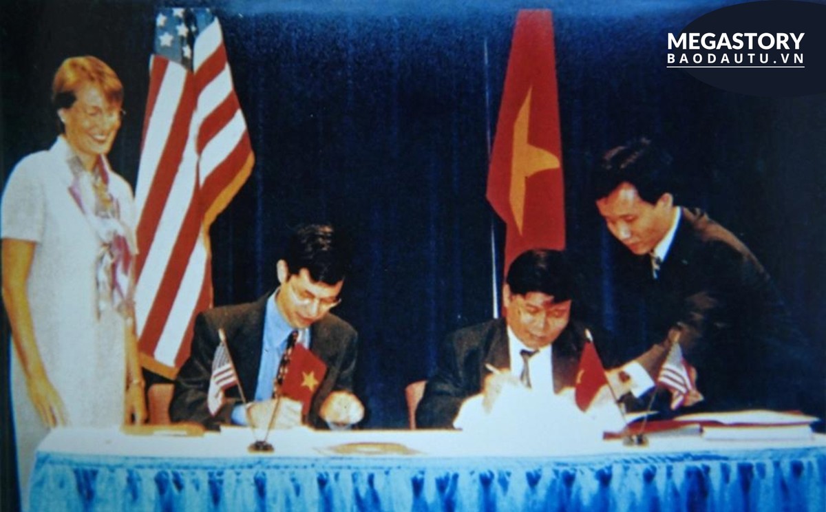 2 trưởng đoàn đàm phán ký tắt Hiệp định thương mại Việt Nam - Hoa Kỳ ngày 14/7/2000 tại Nhà Trắng.