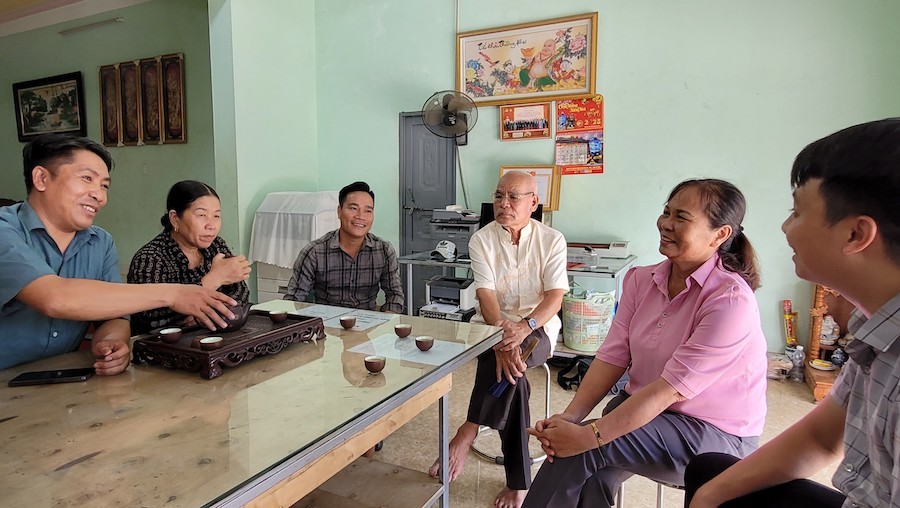 Bà Phạm Thị Xoa (áo hồng) sống tại thôn 8, xã Sông Khoai, TX.Quảng Yên cùng người dân trong thôn chia sẻ về niềm vui sắp có cầu mới. Ảnh: Thu Lê.