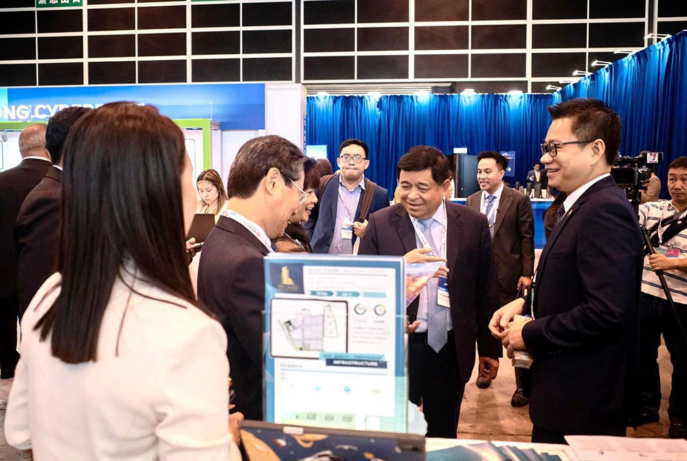 Bộ trưởng Nguyễn Chí Dũng tham quan, tiếp xúc với các doanh nghiệp.