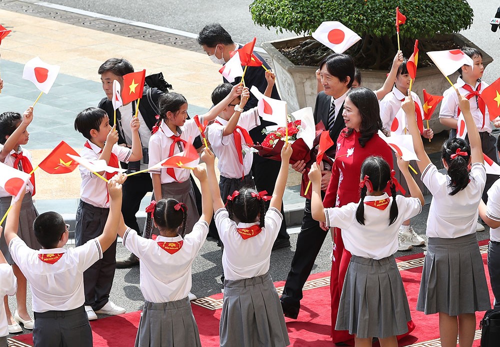 Thiếu nhi Việt Nam vẫy cờ hai nước, nồng nhiệt chào đón Hoàng Thái tử Nhật Bản Akishino và Công nương Kiko thăm chính thức Việt Nam.