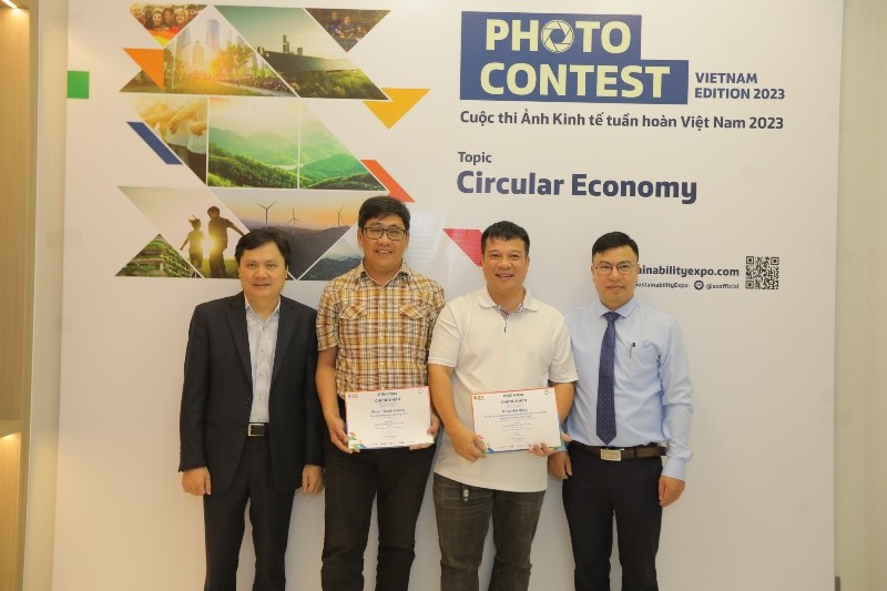 Ban tổ chức trao giải cho thí sinh trong Cuộc thi ảnh Kinh tế tuần hoàn 2023.