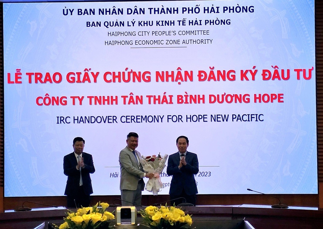 Trao giấy chứng nhận đầu tư cho 2 dự án nhà ở xã hội.