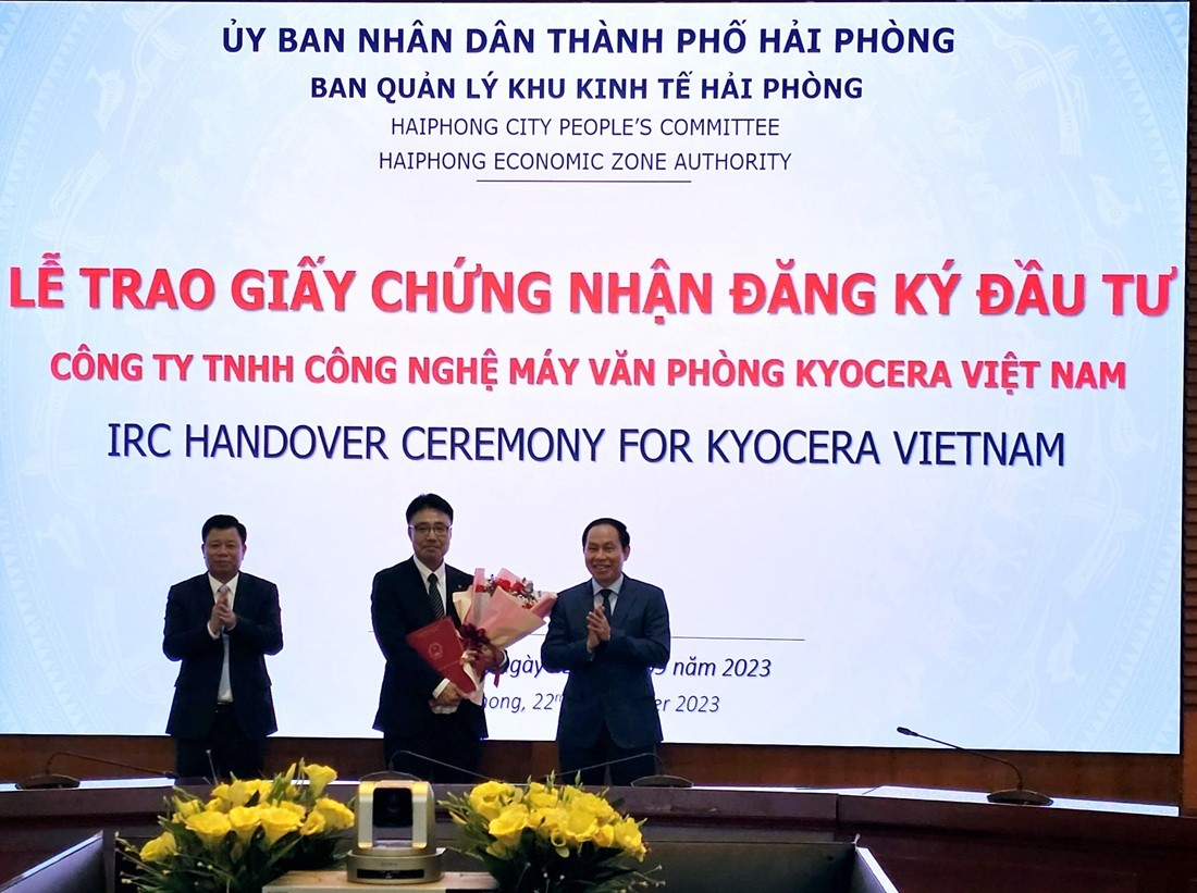 Trao giấy chứng nhận tăng vốn đầu tư Dự án sản xuất máy và thiết bị văn phòng cho Công ty TNHH Công nghệ máy văn phòng Kyocera Việt Nam (Nhật Bản).