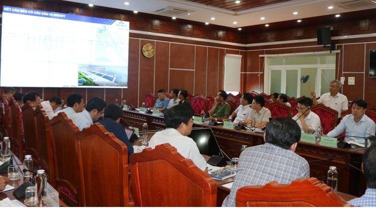 Đại diện tư vấn thông tin các đề xuất các phương án bố trí mặt bằng quy hoạch cảng Bãi Gốc. Ảnh: Thủy Loan.