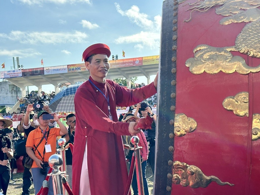 Ông Phạm Hoàng Tuấn, Phó Chủ tịch UBND quận Đồ Sơn, Trưởng Ban Tổ chức Lễ hội đánh trống khai hội.