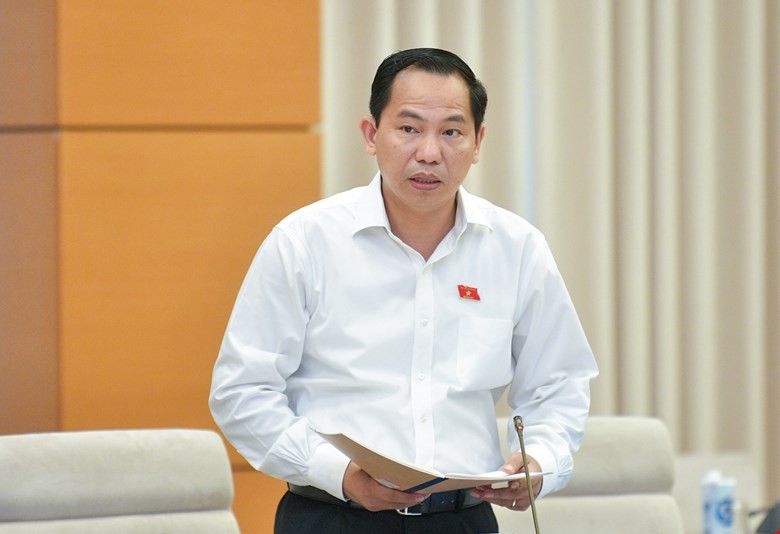 Chủ nhiệm Ủy ban Tài chính - Ngân sách của Quốc hội Lê Quang Mạnh trình bày báo cáo thẩm tra