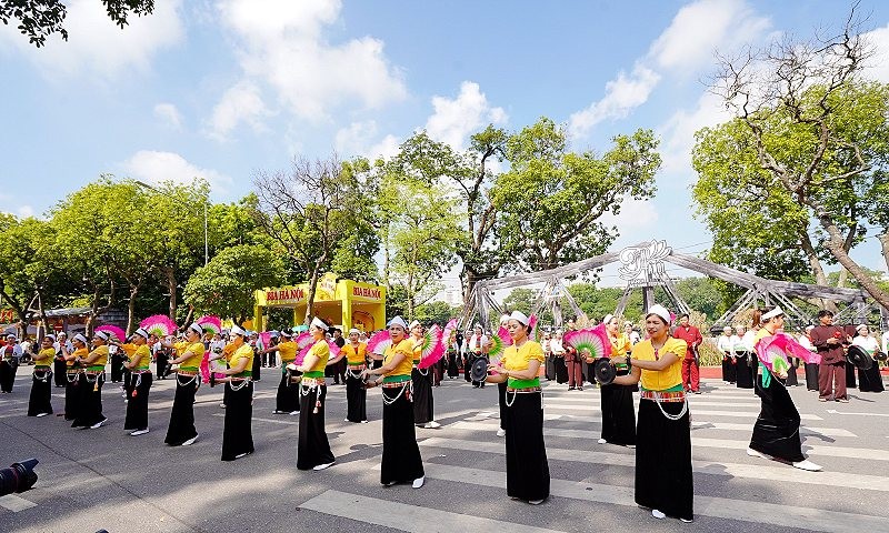 Carnaval thu Hà Nội đã thu hút sự quan tâm của đông đảo người dân và du khách tại phố đi bộ hồ Hoàn Kiếm.