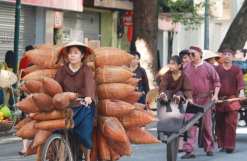 Chia sẻ với phóng viên báo Đầu tư, cô Nguyễn Minh Tâm (quận Hai Bà Trưng) chia sẻ: “Là người con đất Việt, tôi cảm thấy vui, phấn khởi, tự hào và xúc động. Tất cả các tiết mục đều rất ý nghĩa, cô rất thích màn biểu diễn múa lân, múa rồng vì nó thể hiện được sức mạnh của Việt Nam và tinh thần tự tôn dân tộc”.