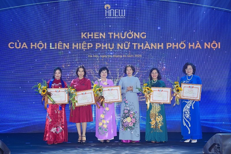 Bà Lê Kim Anh, Chủ tịch Hội Liên hiệp phụ nữ Thành phố Hà Nội trao bằng khen cho các cá nhân có thành tích xuất sắc.