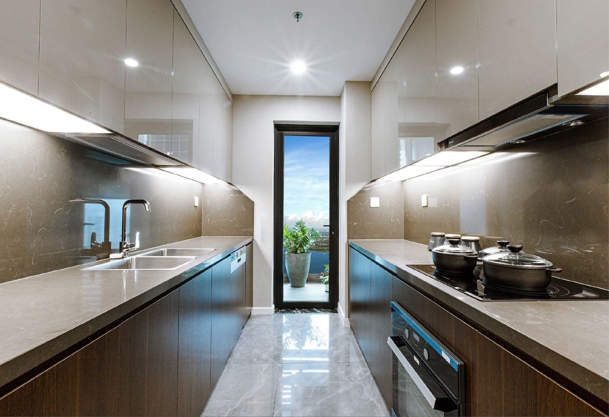 Nhà bếp căn hộ 2 phòng ngủ[1] [2] thiết kế hợp lý, có cửa mở ra ban công tạo sự thông thoáng