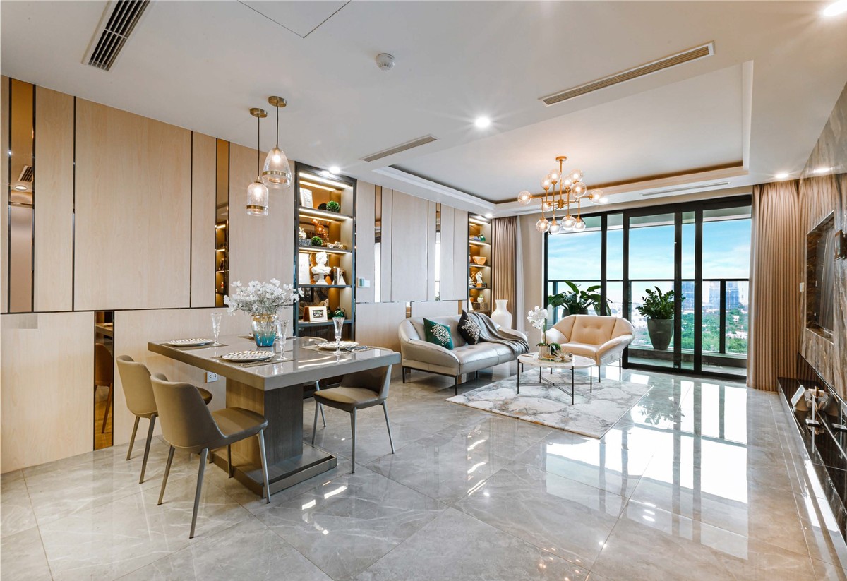 Phòng ăn nối liền với phòng khách, gia chủ có thể tối ưu diện tích sử dụng,[3] [4] đồng thời tạo sự thoáng rộng, thoải mái ngay khi bước vào nhà