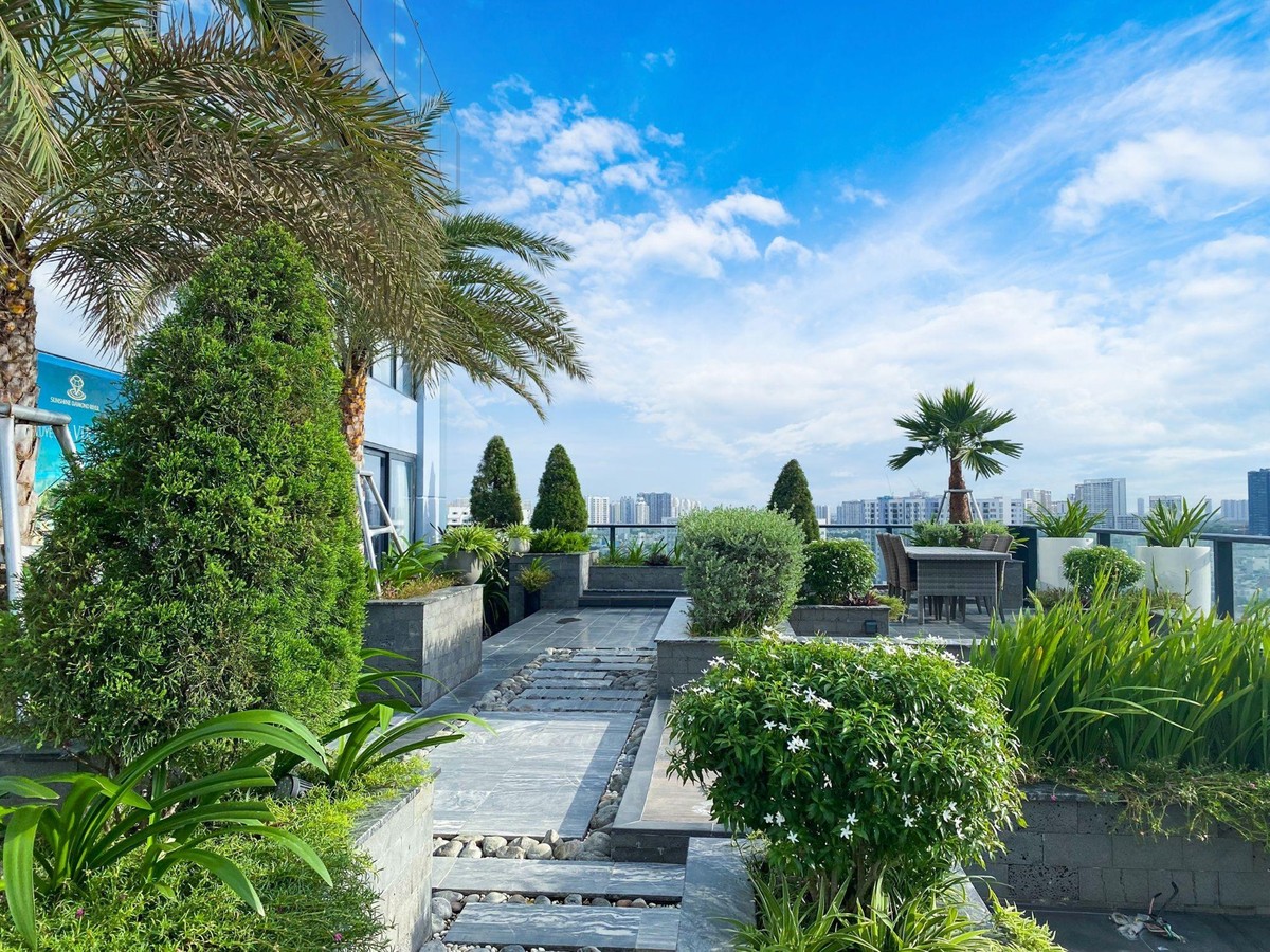 Mang đến cho cư dân lối sống xanh chuẩn resort, những khu vườn trên cao của Sunshine Diamond River là nơi chủ nhân tinh hoa có thể thỏa thích phóng tầm mắt, đắm mình cùng thiên nhiên thanh bình, thơ mộng hay ngắm trọn vẹn toàn cảnh thành phố náo nhiệt.