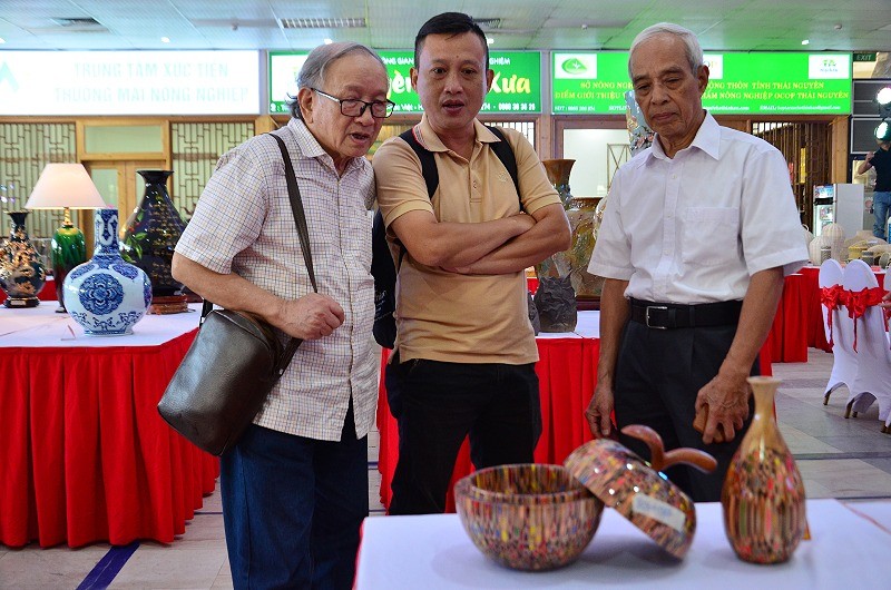 Ban giám khảo xem xét các tác phẩm dự thi. Ban giám khảo xem xét các tác phẩm dự thi.