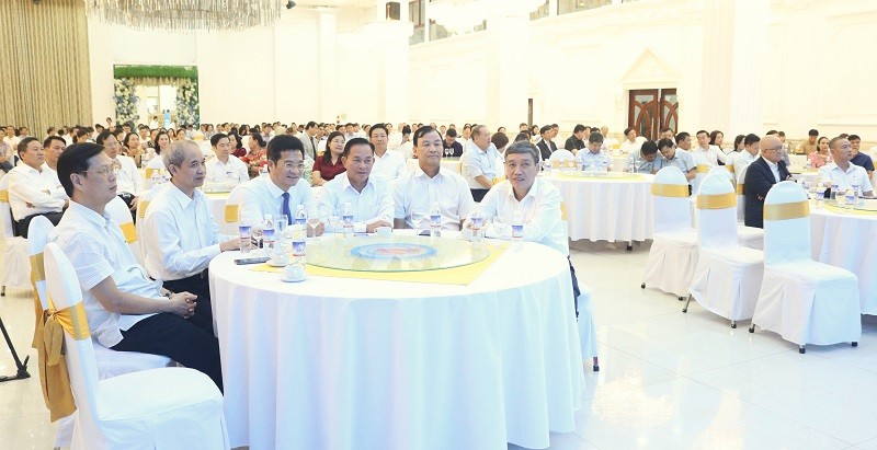 Lãnh đạo tỉnh Nam Định, các sở, ngành, địa phương, Hiệp hội Doanh nghiệp nhỏ và vừa tỉnh cùng gần 500 doanh nhân tiêu biểu dự hội nghị