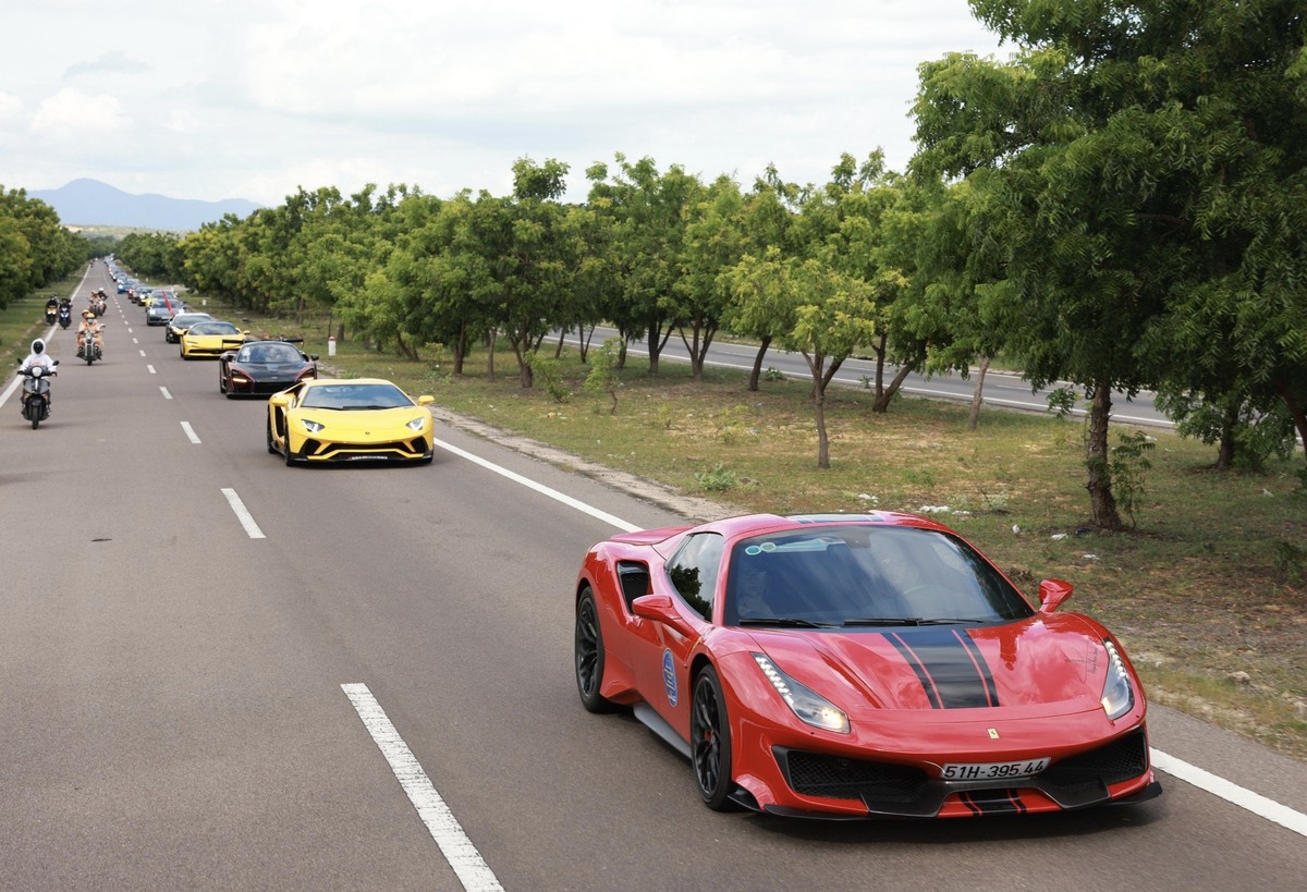 Lễ hội có sự tham gia diễu hành 50 chiếu siêu xe.