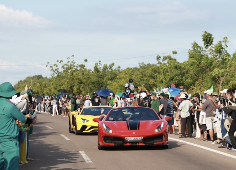 Màn diễu hành siêu xe đã thu hút hàng nghìn du khách và người dân địa phương tới lễ hội.