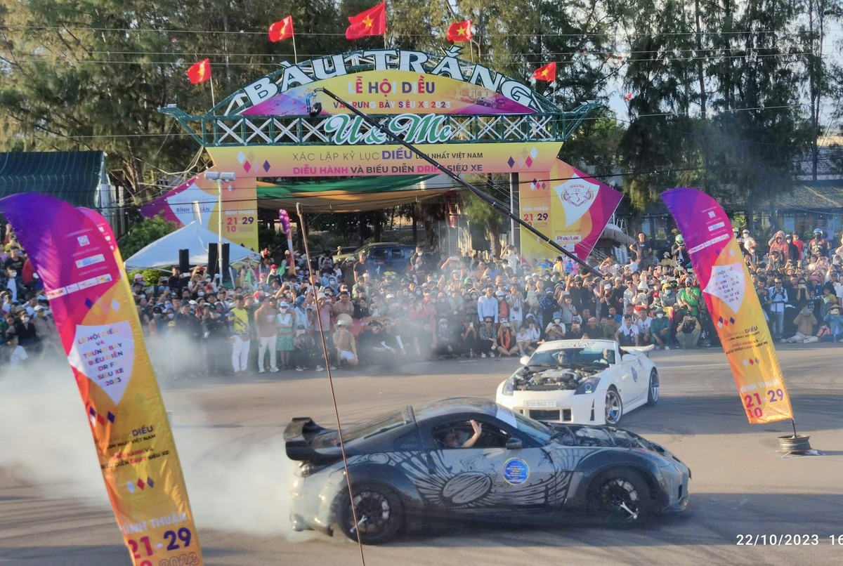 Các siêu xe và lái xe chuyên nghiệp chức drift xe nhận được sự thán phục phấn khích của người xem.