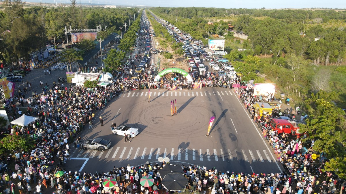 Chiếc diều khổng lồ và đặc biệt màn Drift siêu xe thu hút hơn 3.500 người tới Lễ hội ngay trong ngày khai mạc đầu tiên.