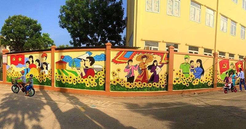Con đường bích họa tại xã Liên Bạt (huyện Ứng Hòa) giúp làng quê thêm tươi mới.