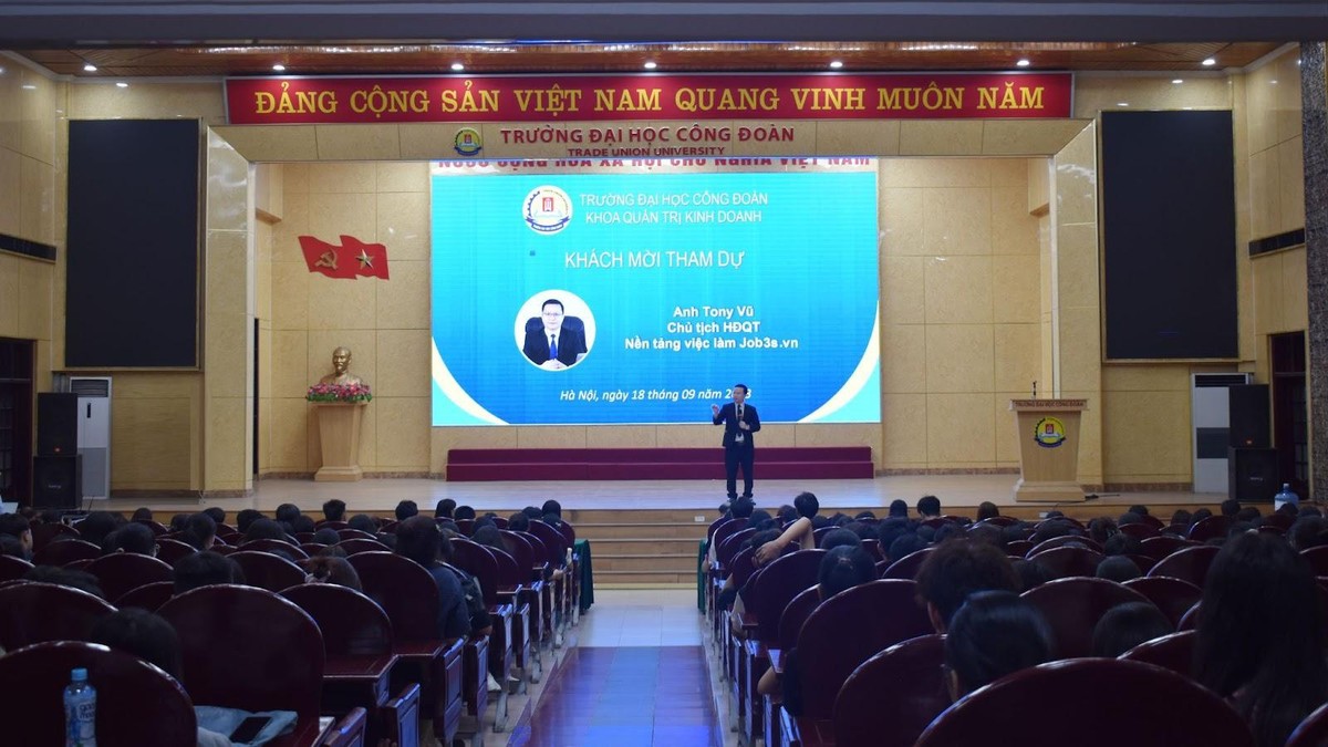 CEO Tony Vũ - Nhà sáng lập nền tảng tuyển dụng job3s.vn làm diễn giả khách mời đặc biệt đang chia sẻ với tân sinh viên QT31 - Đại học Công Đoàn
