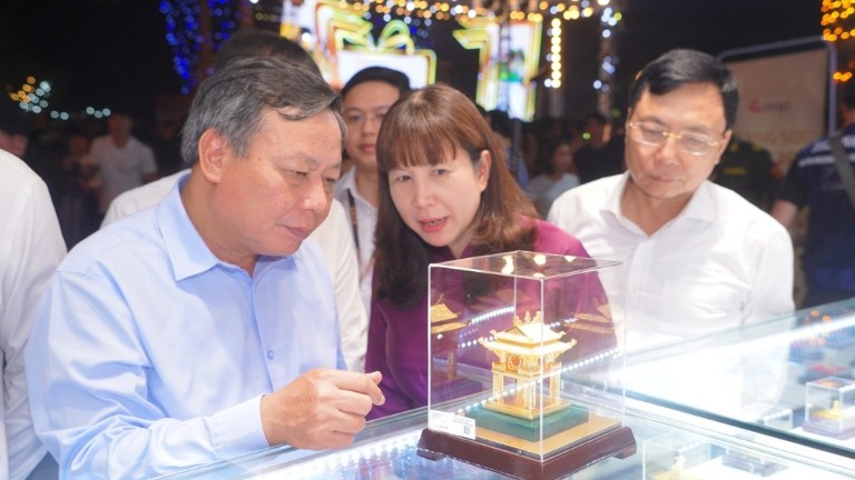 Các đại biểu tham quan gian hàng quà tặng tại Lễ hội. (Ảnh: Anh Tùng)