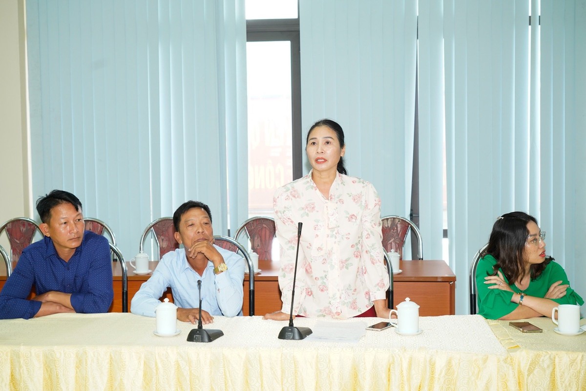 Đại diện một số hộ dân nêu ý kiến tại cuộc làm việc. Ảnh: Thanh Sơn Đại diện một số hộ dân nêu ý kiến tại cuộc làm việc. Ảnh: Thanh Sơn