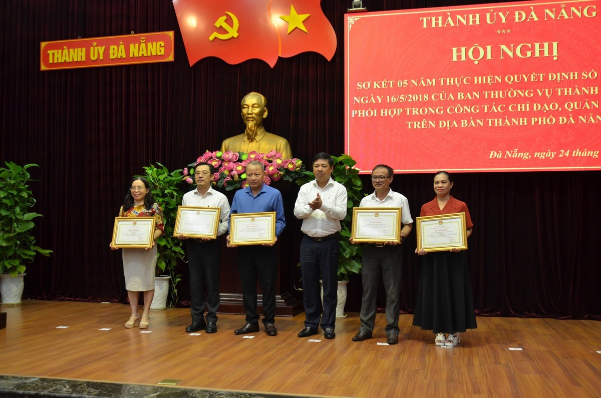 Phó bí thư Thường trực Thành ủy Đà Nẵng, ông Lương Nguyễn Minh Triết trao bằng khen cho các tập thể thực hiện tốt Quyết định số 10111-QĐ/TU ngày 16/5/2018, Quy định về việc phối hợp trong công tác chỉ đạo, quản lý báo chí.
