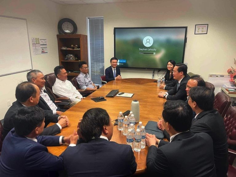 Trước đó, vào ngày 6/11, Tổng Lãnh sự quán Việt Nam tại Thành phố Houston, bang Texas đón tiếp đoàn công tác của tỉnh Nghệ An