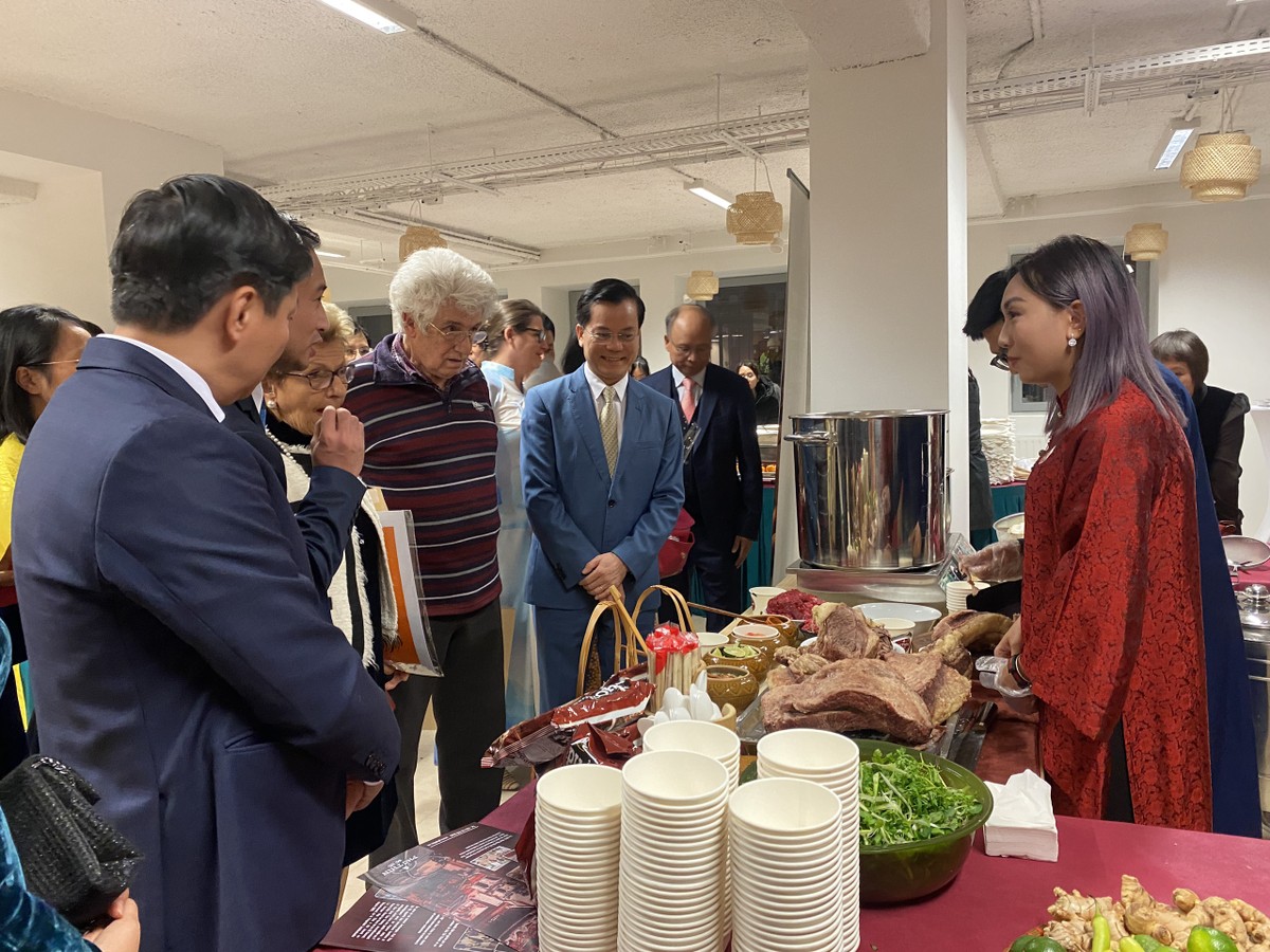 Công chúng Pháp xếp hàng chờ thưởng thức món ngon Phở Thìn Bờ Hồ nổi tiếng.