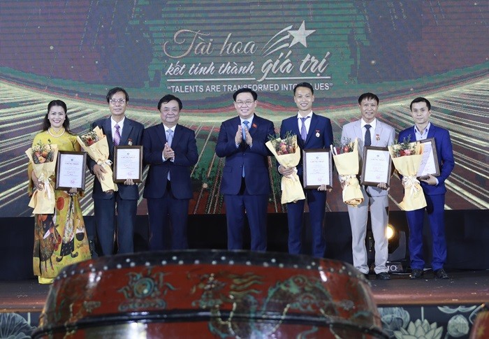 Chủ tịch Quốc hội Vương Đình Huệ và Bộ trưởng Bộ Nông nghiệp và Phát triển nông thôn Lê Minh Hoan trao giải A cho các nghệ nhân, thợ giỏi tham gia Hội thi sản phẩm thủ công mỹ nghệ Việt Nam năm 2023