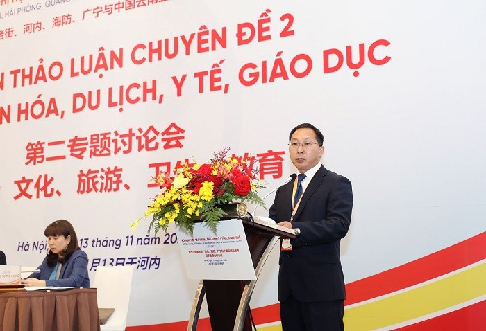 Ông Dương Thiệu Hổ, Phó Trưởng ban Tổ chức Tỉnh ủy Vân Nam phát biểu tại phiên thảo luận.