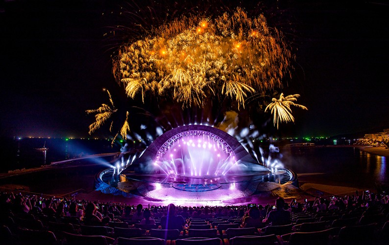 Show diễn ngoài trời kết hợp giữa trình diễn nhạc nước và nghệ thuật đa phương tiện quy mô lớn Nụ Hôn Giữa Ngàn Sao – Kiss The Stars chỉ có tại Phú Quốc.
