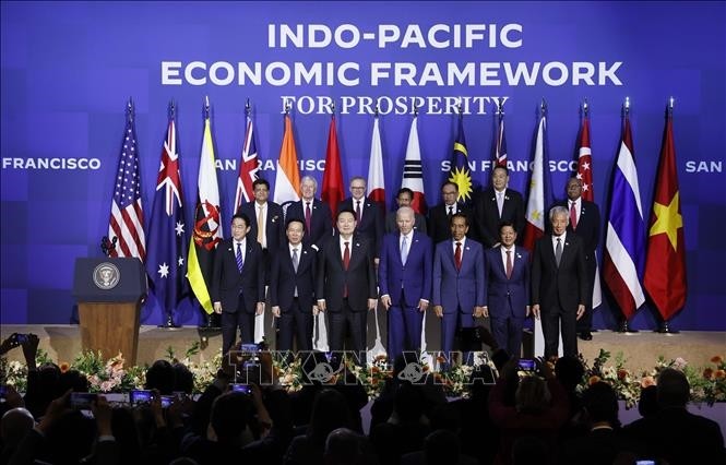 Chủ tịch nước Võ Văn Thưởng và các Nhà lãnh đạo kinh tế tham dự phiên họp chụp ảnh chung. (Ảnh: Thống Nhất/TTXVN)