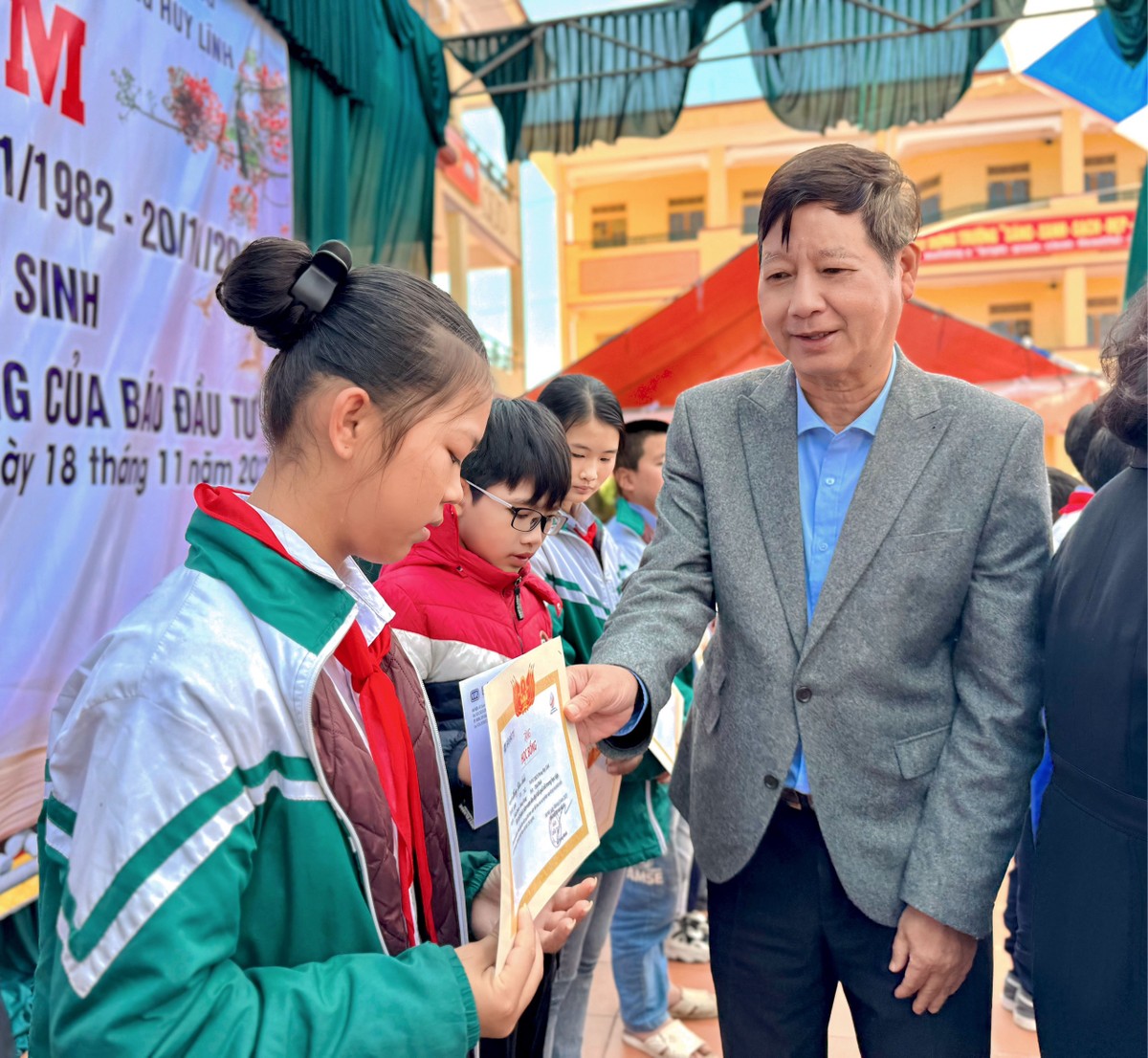 Ông Lê Khắc Hiệp, Phó chủ tịch Tập đoàn Vingroup trao học bổng cho học sinh Trường THCS Phong Huy Lĩnh Ông Lê Khắc Hiệp, Phó chủ tịch Tập đoàn Vingroup trao học bổng cho học sinh Trường THCS Phong Huy Lĩnh