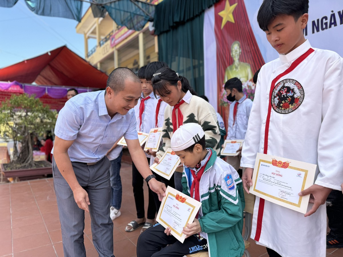 Ông Nguyễn Đức Quang, Trưởng Ban Truyền thông, Tập đoàn BRG trao học bổng cho học sinh trường Phong Huy Lĩnh. Ông Nguyễn Đức Quang, Trưởng Ban Truyền thông, Tập đoàn BRG trao học bổng cho học sinh trường Phong Huy Lĩnh.