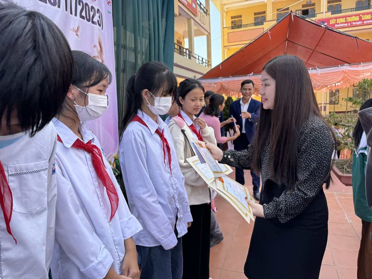 Bà Nguyễn Thị Minh Thương, Trưởng phòng Kinh doanh Công ty TNHH Vinamika Việt Nam trao học bổng cho học sinh Trường Phong Huy Lĩnh. Bà Nguyễn Thị Minh Thương, Trưởng phòng Kinh doanh Công ty TNHH Vinamika Việt Nam trao học bổng cho học sinh Trường Phong Huy Lĩnh.