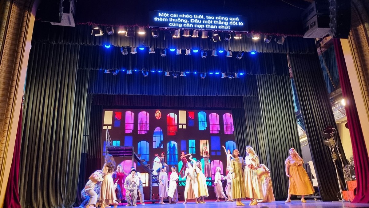 Tác phẩm được dàn dựng hoàn toàn bằng tiếng Anh và có phụ đề tiếng Việt. Tác phẩm được dàn dựng hoàn toàn bằng tiếng Anh và có phụ đề tiếng Việt.