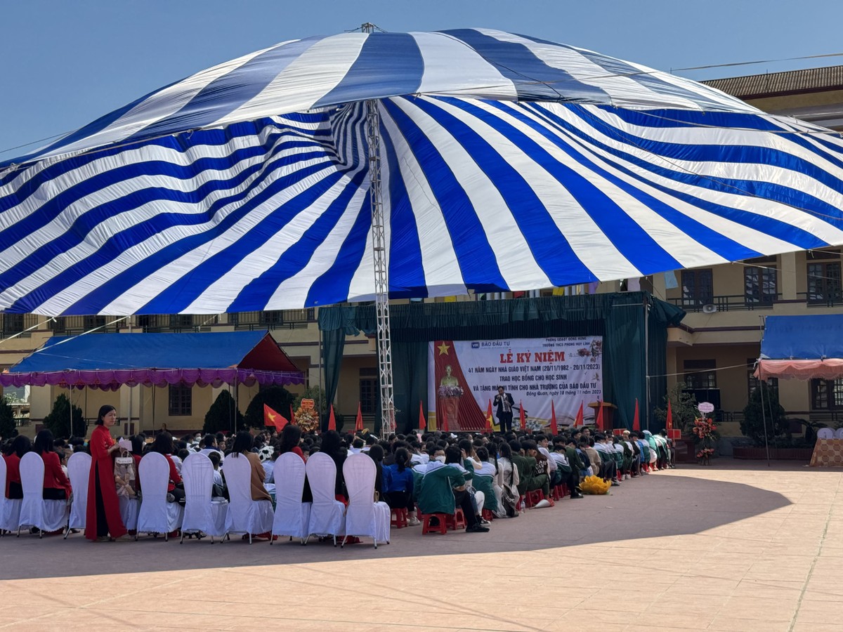 Lễ kỷ niệm 41 năm ngày Nhà giáo Việt Nam (20/11/1982 - 20/11/2023), trao học bổng cho học sinh và tặng máy tính cho nhà trường của Báo Đầu tư, tại Trường THCS Phong Huy Lĩnh. Lễ kỷ niệm 41 năm ngày Nhà giáo Việt Nam (20/11/1982 - 20/11/2023), trao học bổng cho học sinh và tặng máy tính cho nhà trường của Báo Đầu tư, tại Trường THCS Phong Huy Lĩnh.