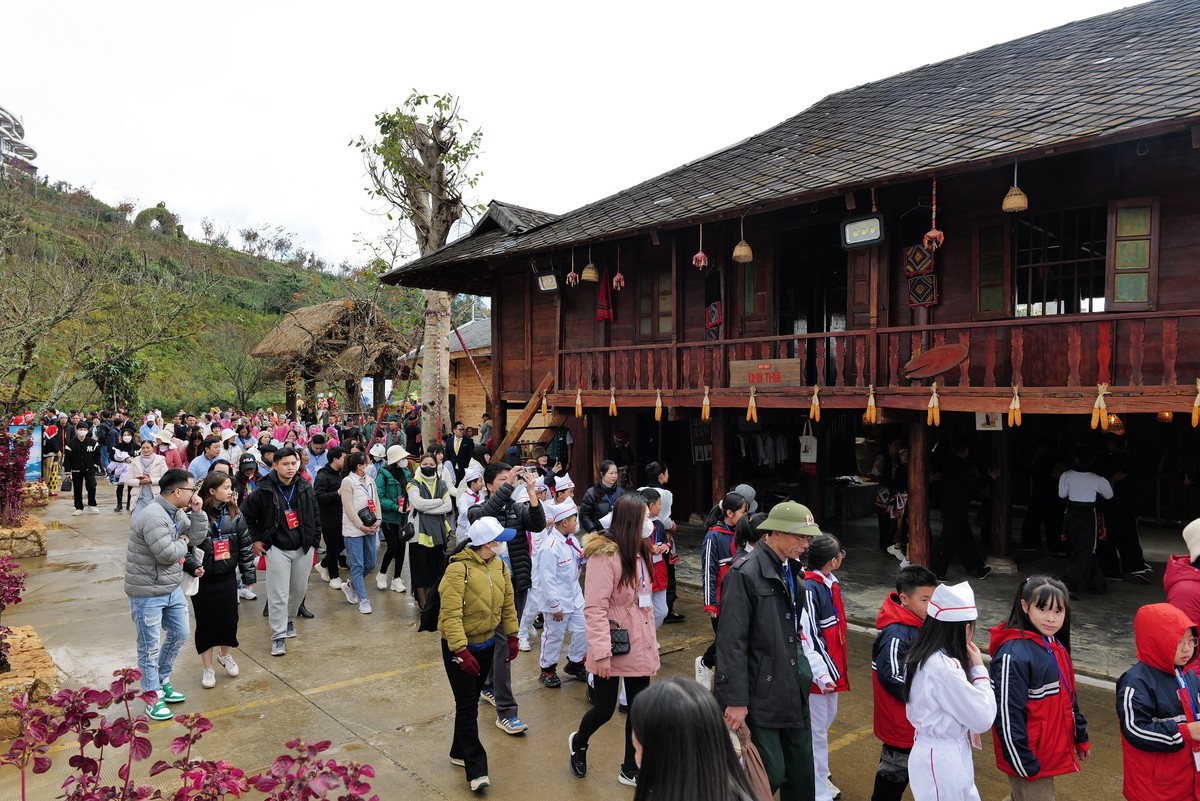 Đông đảo khách mời và du khách cùng tham dự sự kiện kỷ niệm 10 năm xây dựng cáp treo Fansipan. Đông đảo khách mời và du khách cùng tham dự sự kiện kỷ niệm 10 năm xây dựng cáp treo Fansipan.