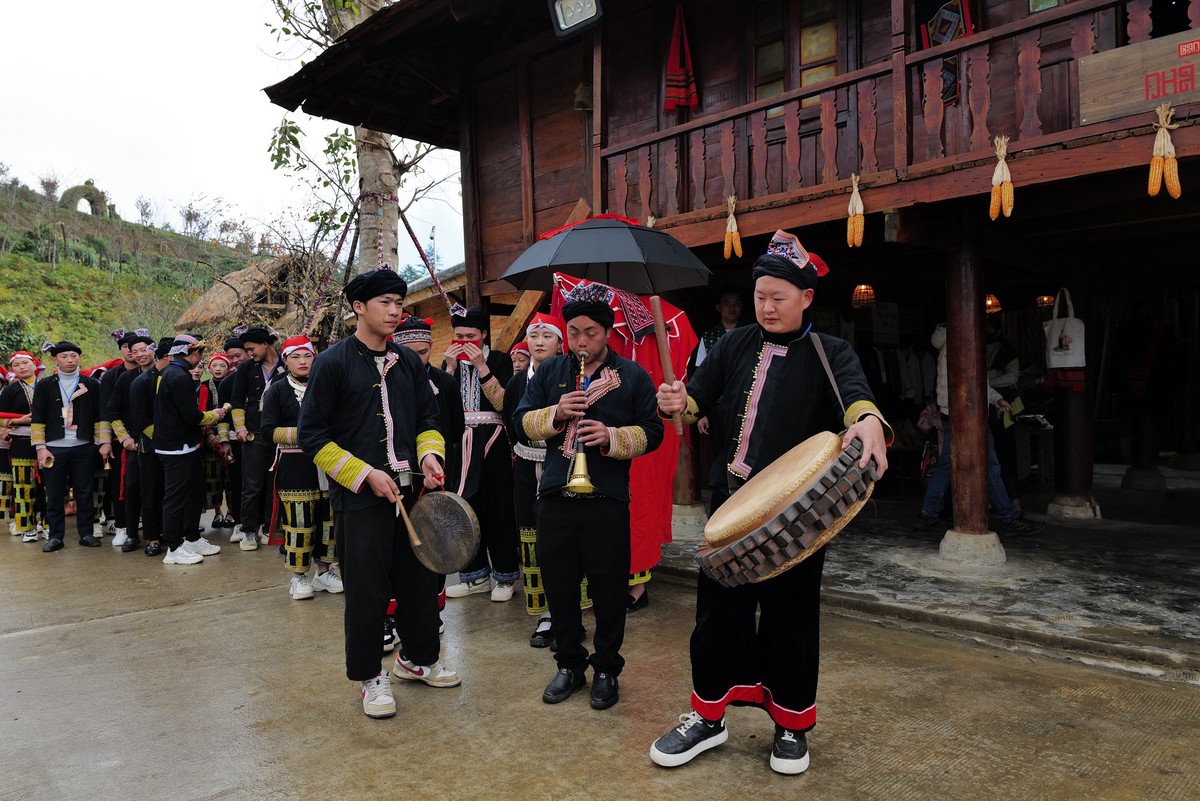 Đám cưới người Dao được tái hiện tại Bản Mây Fansipan, một điểm đến mới tại Sun World Fansipan Legend với mong muốn lưu giữ và bảo tồn nét đẹp văn hóa bản địa. Đám cưới người Dao được tái hiện tại Bản Mây Fansipan, một điểm đến mới tại Sun World Fansipan Legend với mong muốn lưu giữ và bảo tồn nét đẹp văn hóa bản địa.
