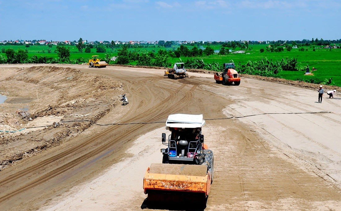 Công nhân thi công trên công trình nút giao cao tốc Hà Nội - Hải Phòng với đường tỉnh 392 tại huyện Bình Giang. Ảnh: Thành Chung