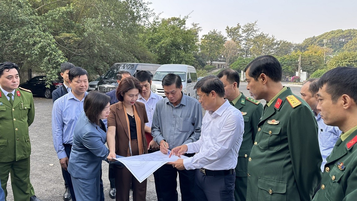 Ông Nguyễn Văn Tùng, Chủ tịch UBND TP. Hải Phòng cùng các lãnh đạo sở, ban ngành đi thực địa tại khu vực Bến Nghiêng.