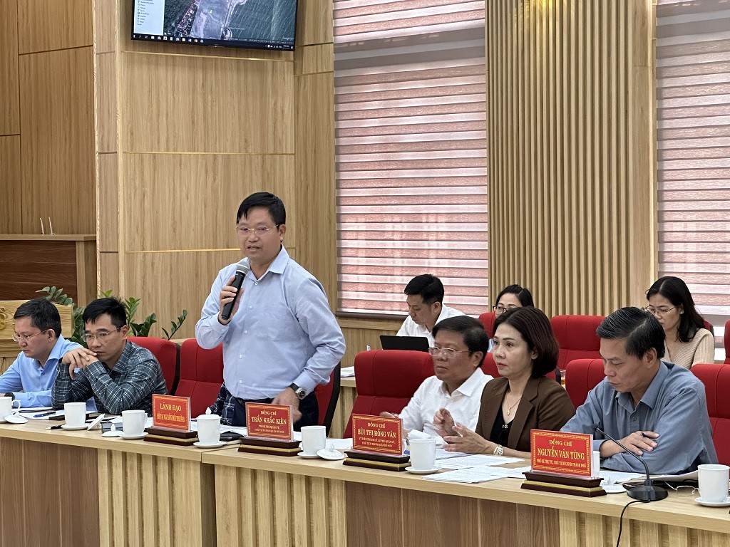 Ông Trần Văn Phương, Giám đốc sở Tài nguyên và Môi trường Hải Phòng trao đổi về Luật đất đai liên quan đến các hộ vi phạm.