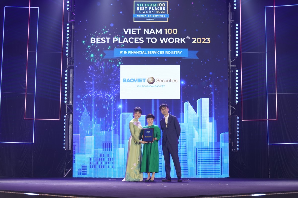 Bà Bùi Thị Mai Hiên (giữa) - Giám đốc Nhân sự đại diện BVSC nhận giải thưởng